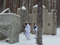 зимний пейнтбол в белых костюмах